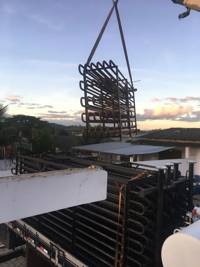 Serpentina sendo içada em obra da JR no Laticínios Davaca